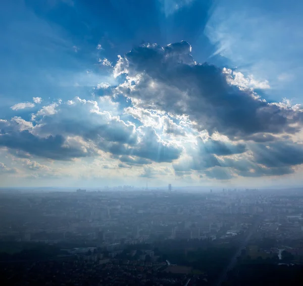 Sisli gün ve Eyfel Kulesi Paris havadan görünümü