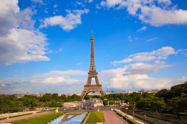 Eyfel Kulesi Paris Fransa mavi gökyüzü altında