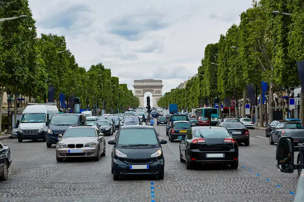 Елисейский проспект в Париже — стоковое фото
