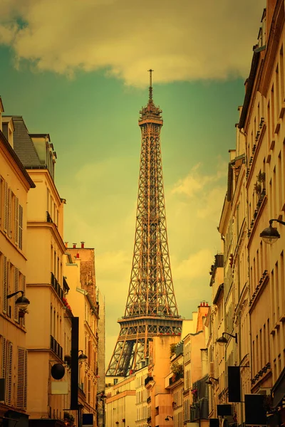 De toren van Eiffel in Parijs uit Invalides, Frankrijk — Stockfoto