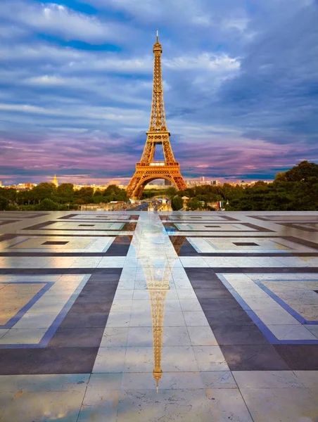 De toren van Eiffel van Trocadero bewerkt reflectie — Stockfoto