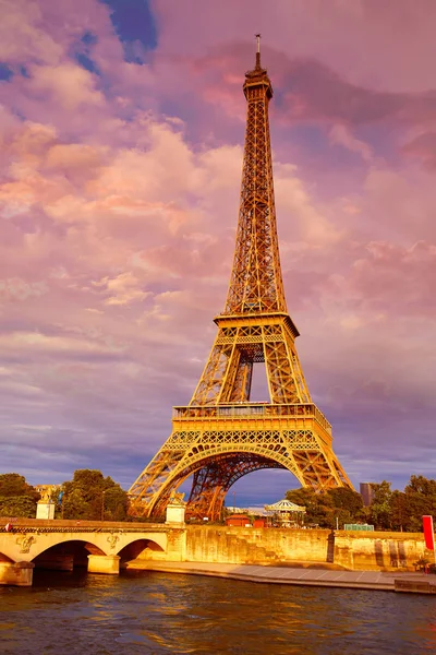 Eiffel-torony, napnyugtakor Paris Franciaország — Stock Fotó