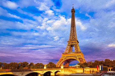Eyfel Kulesi günbatımı Paris Fransa