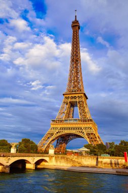 Eyfel Kulesi günbatımı Paris Fransa
