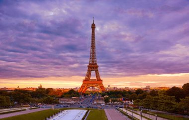 Eyfel Kulesi günbatımı Paris Fransa