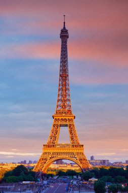 Eyfel Kulesi günbatımı Paris Fransa