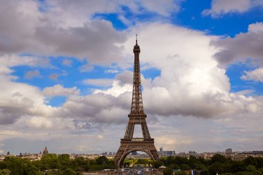Eyfel Kulesi Paris Fransa mavi gökyüzü altında