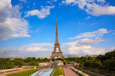 Eyfel Kulesi Paris Fransa mavi gökyüzü altında