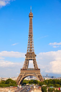 Eyfel Kulesi Paris Fransa mavi gökyüzü altında