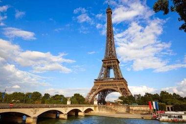Eyfel Kulesi Paris Fransa mavi gökyüzü altında