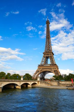 Eyfel Kulesi Paris Fransa mavi gökyüzü altında