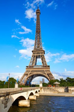 Eyfel Kulesi Paris Fransa mavi gökyüzü altında