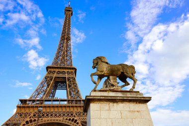 Eyfel Kulesi Paris Fransa mavi gökyüzü altında