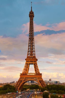 Eyfel Kulesi Paris Fransa mavi gökyüzü altında