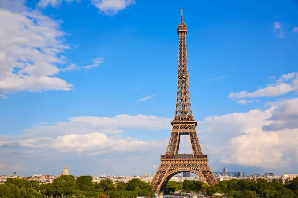 De toren van Eiffel in Parijs onder de blauwe hemel Frankrijk — Stockfoto