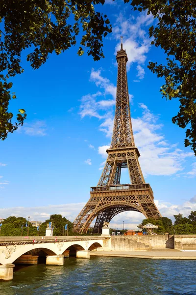 Eyfel Kulesi Paris Fransa mavi gökyüzü altında