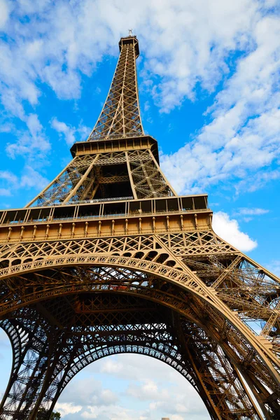 De toren van Eiffel in Parijs onder de blauwe hemel Frankrijk — Stockfoto