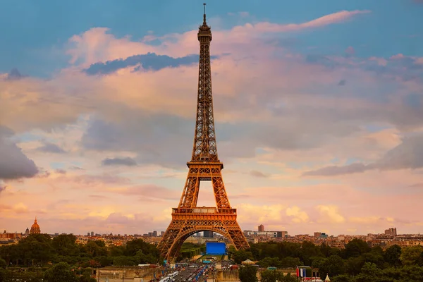 De toren van Eiffel in Parijs onder de blauwe hemel Frankrijk — Stockfoto