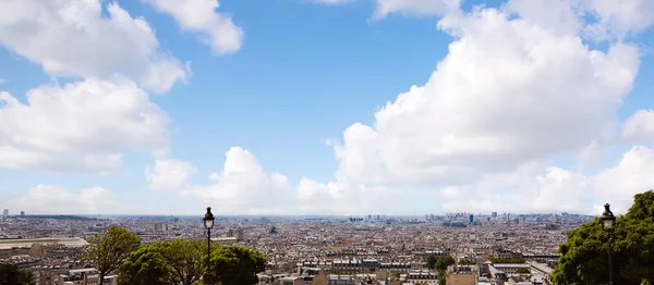Línea aérea del horizonte de París desde Montmartre — Foto de Stock