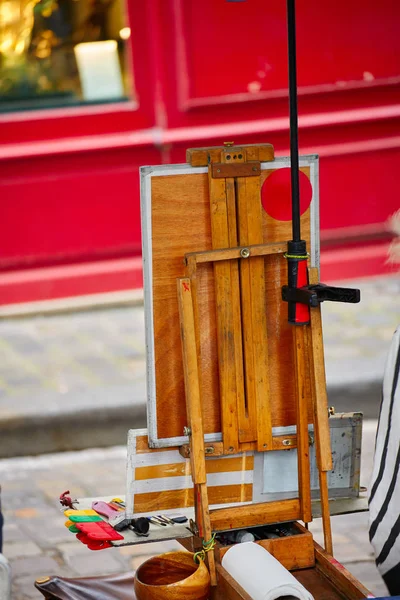 Montmartre painters place du Tertre canvas — стокове фото