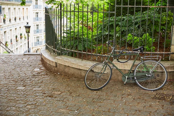 Bicicleta em Paris Montmartre na França — Fotografia de Stock