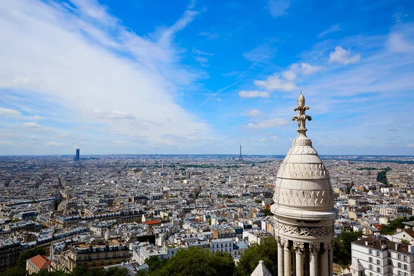 De skyline van Parijs en de Sacre Coeur basiliek — Stockfoto