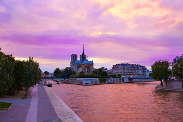 Notre Dame katedrális a Seine Paris naplemente — Stock Fotó