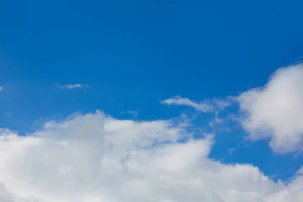 Azul céu ensolarado nuvens brancas — Fotografia de Stock