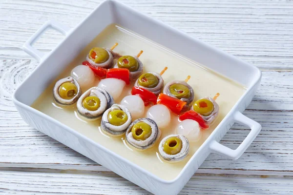 Oliven Sardellen und eingelegte Zwiebeln pinchos — Stockfoto