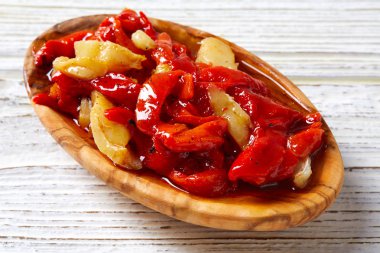 kırmızı biber ve Morina balığı esgarraet tapas