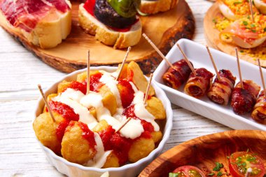 Tapas mix ve pinchos gıda İspanya tarifleri de pintxos 