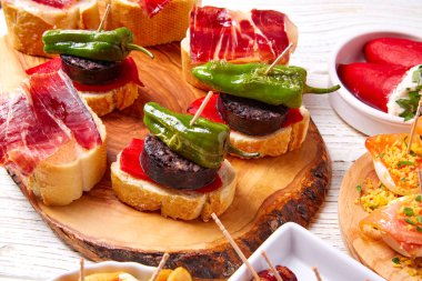 Tapas mix ve pinchos gıda İspanya tarifleri de pintxos 