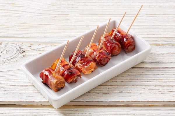 Pinchos 培根包裹日期 pintxos 小吃 — 图库照片