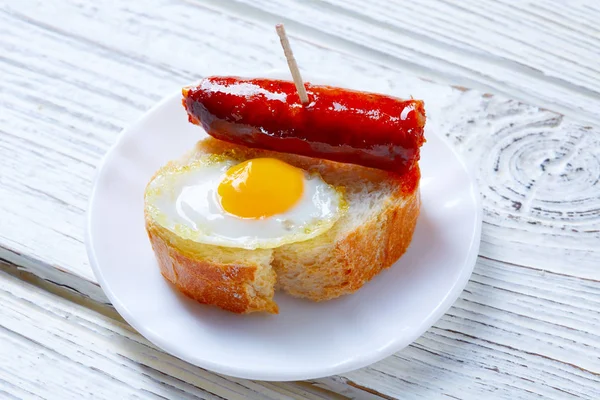 Pinchos pintxos chistorra with quail egg tapas — Stok fotoğraf