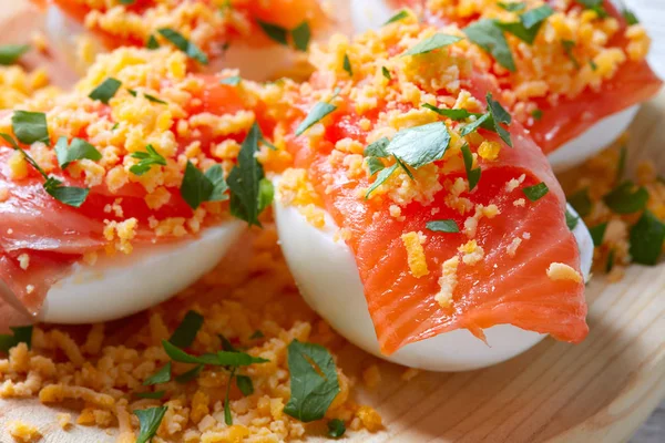 Telur penuh dengan salmon pinchos tapa Spain — Stok Foto