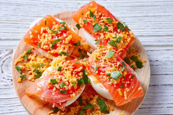 Telur penuh dengan salmon pinchos tapa Spain — Stok Foto