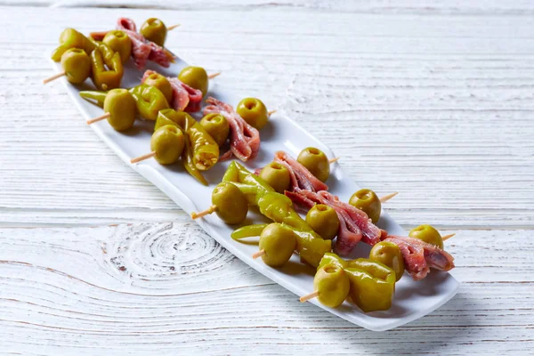 Pinchos Gilda con olive e acciughe tapas — Foto Stock