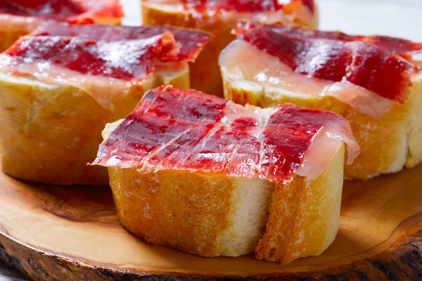 Iberische ham uit Spanje tapas pinchos — Stockfoto