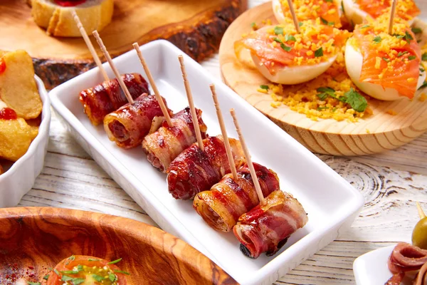 스페인 조리법에서 타파스 믹스와 핀초스 음식 또한 pintxos — 스톡 사진