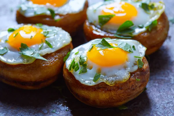 Funghi di tapas con uova di quaglia dalla Spagna — Foto Stock