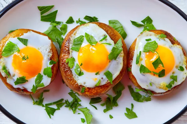 Funghi di tapas con uova di quaglia dalla Spagna — Foto Stock