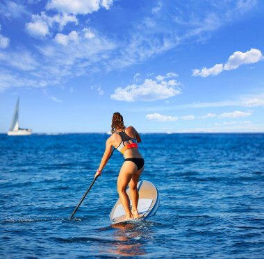 Stand Surf kız raket ile sup.