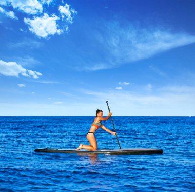 Stand Surf kız raket ile sup.