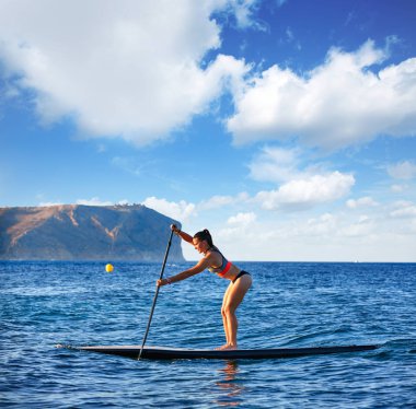 Stand Surf kız raket ile sup.