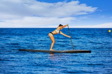 Stand Surf kız raket ile sup.