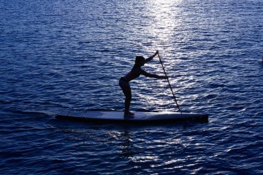 Stand Surf kız raket ile sup.