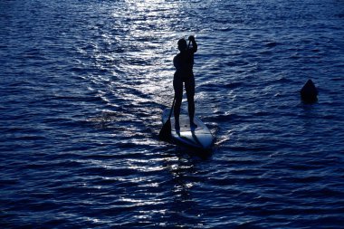 Stand Surf kız raket ile sup.