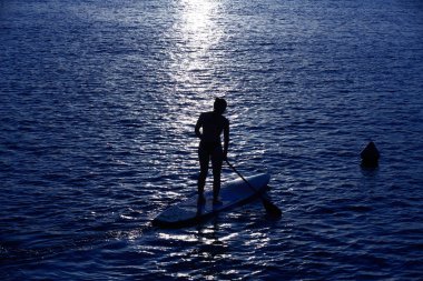 Stand Surf kız raket ile sup.