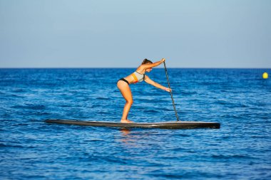 Stand Surf kız raket ile sup.