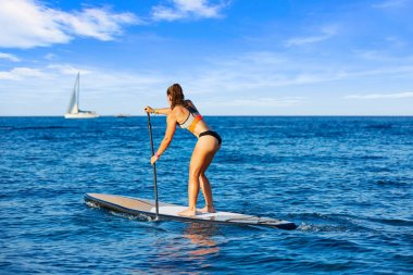 Stand Surf kız raket ile sup.